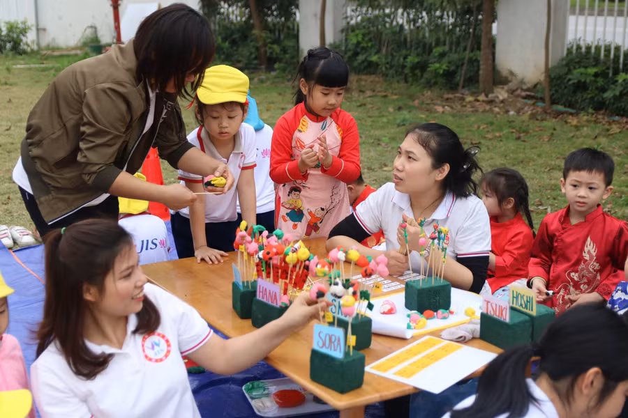 Cô và trò tham gia trải nghiệm nặn tò he