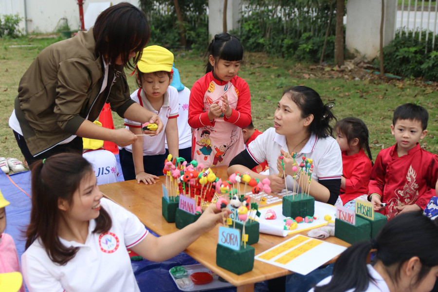 Cô và trò tham gia trải nghiệm nặn tò he