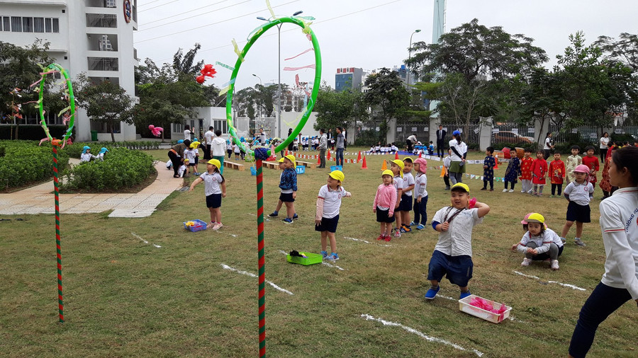 Các bé được trải nghiệm với nhiều trò chơi dân gian