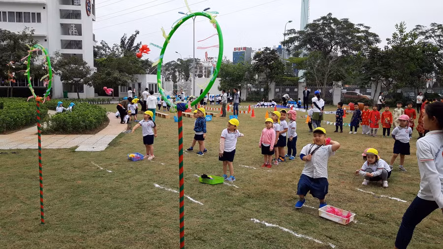 Các bé được trải nghiệm với nhiều trò chơi dân gian