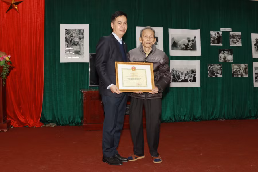 Cục Văn thư lưu trữ Nhà nước trao Kỷ niệm chương vì sự nghiệp văn thư, lưu trữ cho nghệ sỹ Mầu Hoàng Thiết.