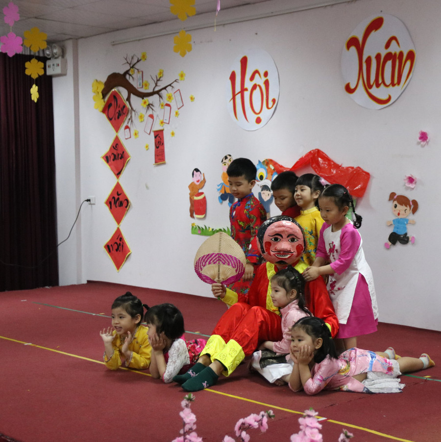 Các bé hào hứng với ngày hội Xuân