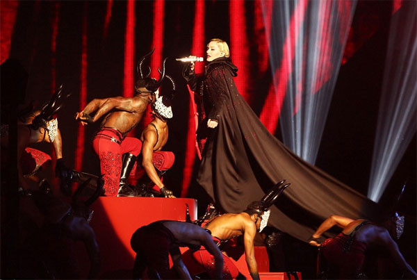 Madonna bị ngã lộn nhào trên sân khấu Brit Awards ảnh 1 madonna0-9161-1424916900.jpg