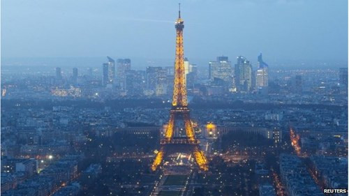 Pháp bắt ba phóng viên điều khiển trái phép UAV ở Paris