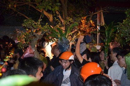 Dân chen lấn, xô đẩy đến ngất xỉu ở phiên chợ cầu may ảnh 7