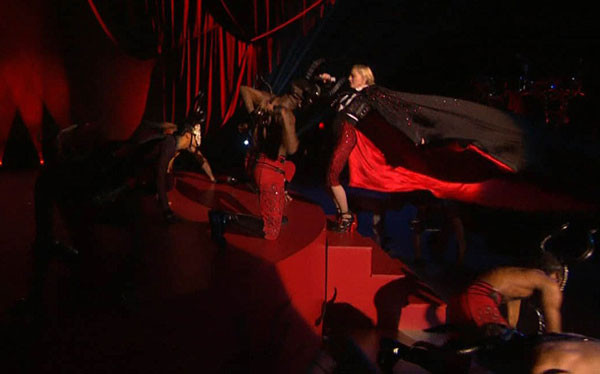 Madonna bị ngã lộn nhào trên sân khấu Brit Awards ảnh 2 madonna8-8233-1424916900.jpg