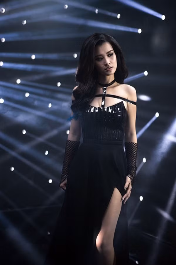 Năm 2014, Đông Nhi lột xác với MV đầu tư tiền tỷ Bad boy.