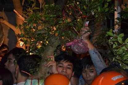 Dân chen lấn, xô đẩy đến ngất xỉu ở phiên chợ cầu may ảnh 8