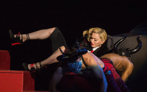 Madonna bị ngã lộn nhào trên sân khấu Brit Awards ảnh 6 madonna6-3864-1424916900.jpg