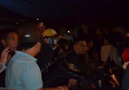 Dân chen lấn, xô đẩy đến ngất xỉu ở phiên chợ cầu may ảnh 9