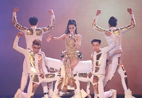 Đông Nhi bùng nổ trong đêm thi đầu tiên Hòa Âm & Ánh sáng… 