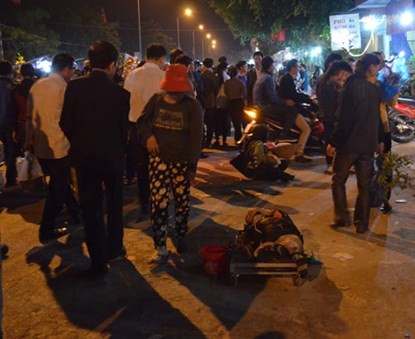 Dân chen lấn, xô đẩy đến ngất xỉu ở phiên chợ cầu may ảnh 10