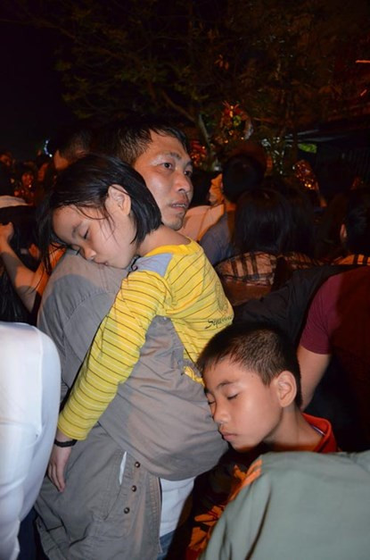 Dân chen lấn, xô đẩy đến ngất xỉu ở phiên chợ cầu may ảnh 4