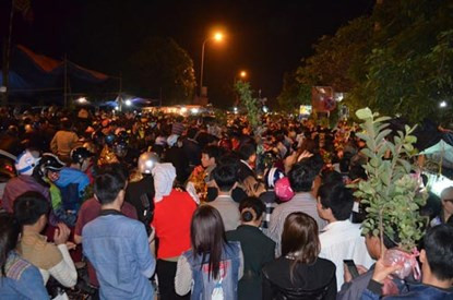 Dân chen lấn, xô đẩy đến ngất xỉu ở phiên chợ cầu may ảnh 6