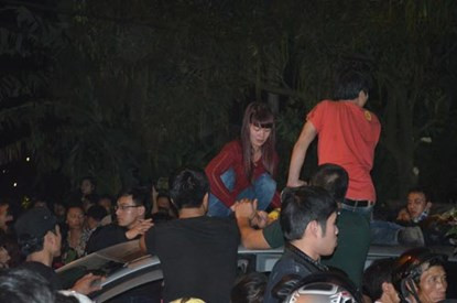 Dân chen lấn, xô đẩy đến ngất xỉu ở phiên chợ cầu may ảnh 5