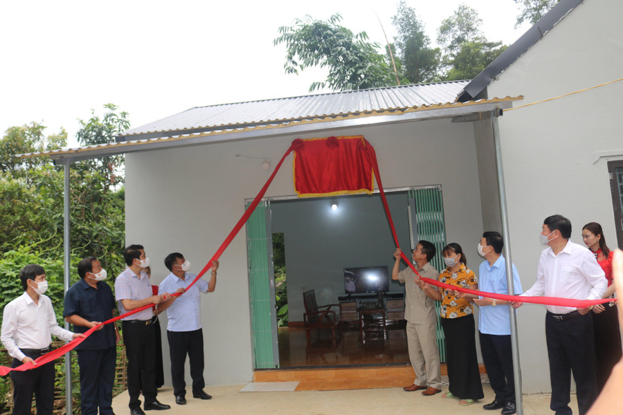 Các đại biểu thực hiện nghi thức gắn biển nhà ở cho hộ nghèo tại xã Hua Trai, huyện Mường La. Các đại biểu thực hiện nghi thức gắn biển nhà ở cho hộ nghèo tại xã Hua Trai, huyện Mường La.