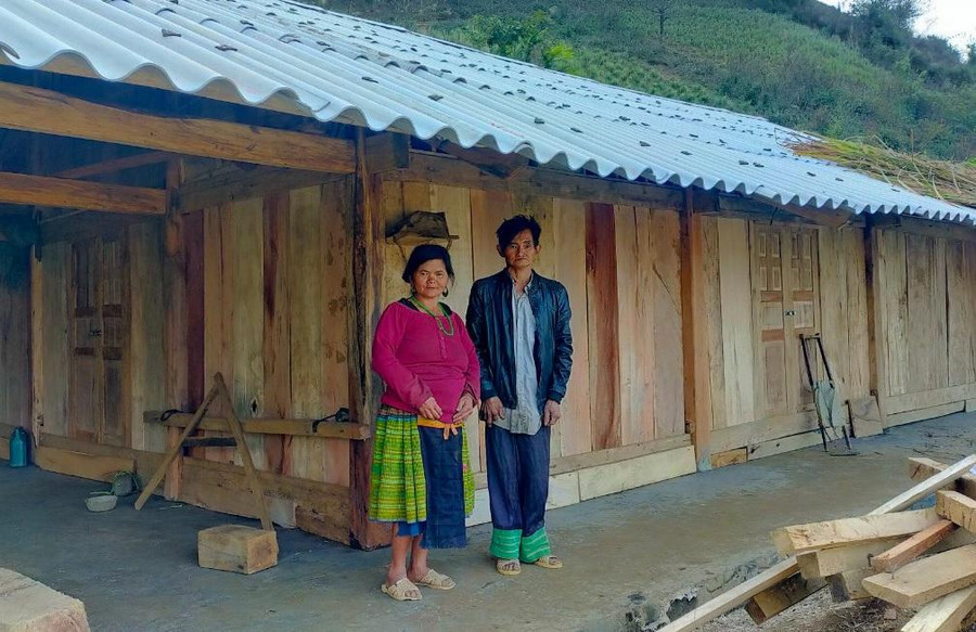 Vợ chồng ông Mùa A Sênh, bản Chông Du Tẩu, xã Chiềng Công, huyện Mường La vui mừng và phấn khởi khi sở hữu ngôi nhà gỗ khang trang. Vợ chồng ông Mùa A Sênh, bản Chông Du Tẩu, xã Chiềng Công, huyện Mường La vui mừng và phấn khởi khi sở hữu ngôi nhà gỗ khang trang.