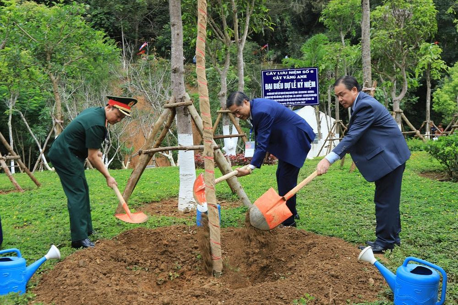 Các đại biểu trồng cây lưu niệm tại di tích quốc gia đặc biệt Khu di tích lịch sử cách mạng Việt Nam - Lào. Các đại biểu trồng cây lưu niệm tại di tích quốc gia đặc biệt Khu di tích lịch sử cách mạng Việt Nam - Lào.