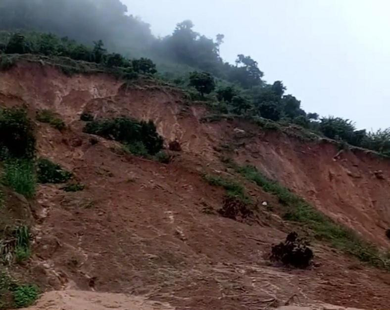 Mưa lớn gây sạt lở đất, đá ách tắc đường.