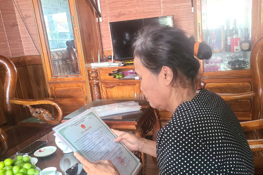 Theo giấy khai sinh do gia đình cô H. cung cấp, cả 2 cháu M.T. và N.A. đều không có tên bố. (Ảnh: T.H)