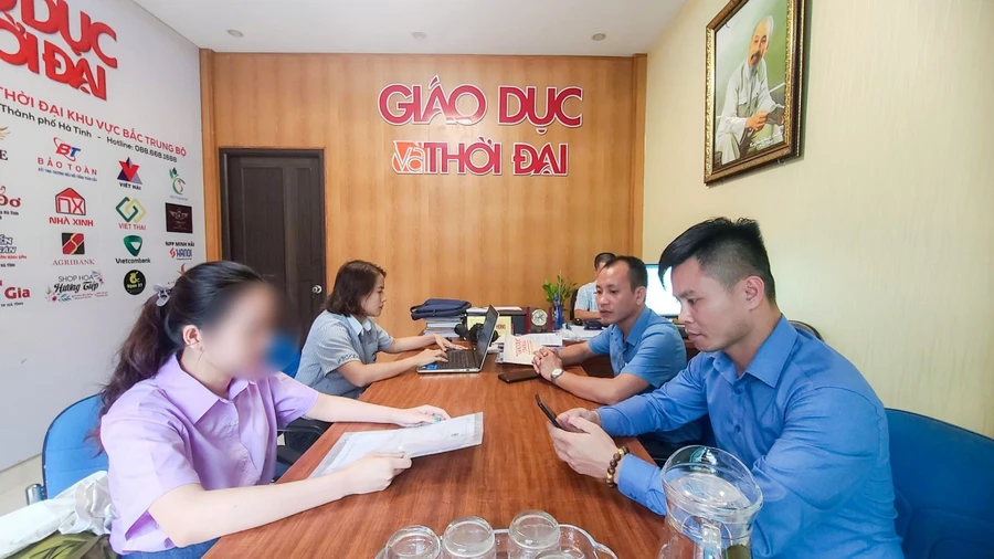 Cô Nguyễn Thị H.H. đến trực tiếp tại VP đại diện Báo GD&TĐ khu vực Bắc Trung Bộ để phản ánh việc chồng cũ bắt giữ con trái phép. (Ảnh: T.H)