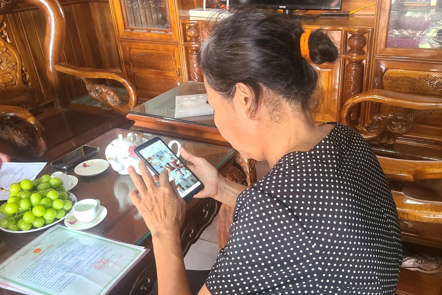 Gia đình chị H. luôn thương nhớ, lo lắng cho 2 con bởi các cháu đã có thời gian dài được chăm sóc tại nhà ông bà ngoại. (Ảnh: T.H)