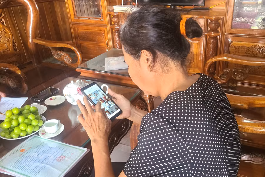 Gia đình chị H. luôn thương nhớ, lo lắng cho 2 con bởi các cháu đã có thời gian dài được chăm sóc tại nhà ông bà ngoại. (Ảnh: T.H)