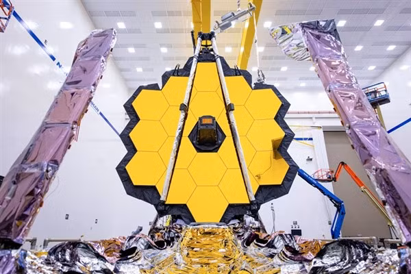 Kính viễn vọng không gian James Webb.