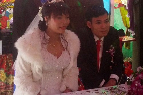 Cô dâu và chú rể hạnh phúc trong ngày cưới. Tình yêu cổ tích giữa đời thường của cặp đôi đũa lệch