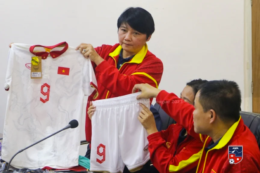 Tuyển nữ Việt Nam sẽ mặc màu trắng ở trận lượt đi gặp Nepal tại vòng loại Olympic 2024. Tuyển nữ Việt Nam sẽ mặc màu trắng ở trận lượt đi gặp Nepal tại vòng loại Olympic 2024.