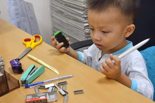 Bàn làm việc của người lớn không phải là nơi thích hợp để trẻ nhỏ chơi đùa Ảnh: TẤN THẠNH