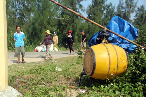 nguoi-dan-keo-len-tru-so-xa-phan-doi-pha-rung-2