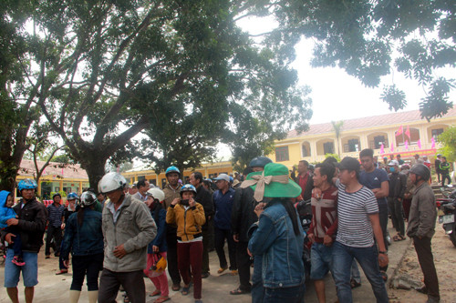nguoi-dan-keo-len-tru-so-xa-phan-doi-pha-rung