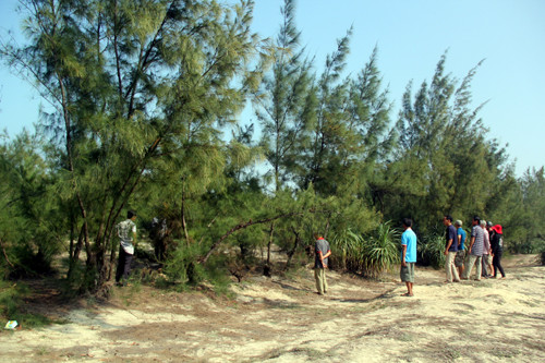 nguoi-dan-keo-len-tru-so-xa-phan-doi-pha-rung-1