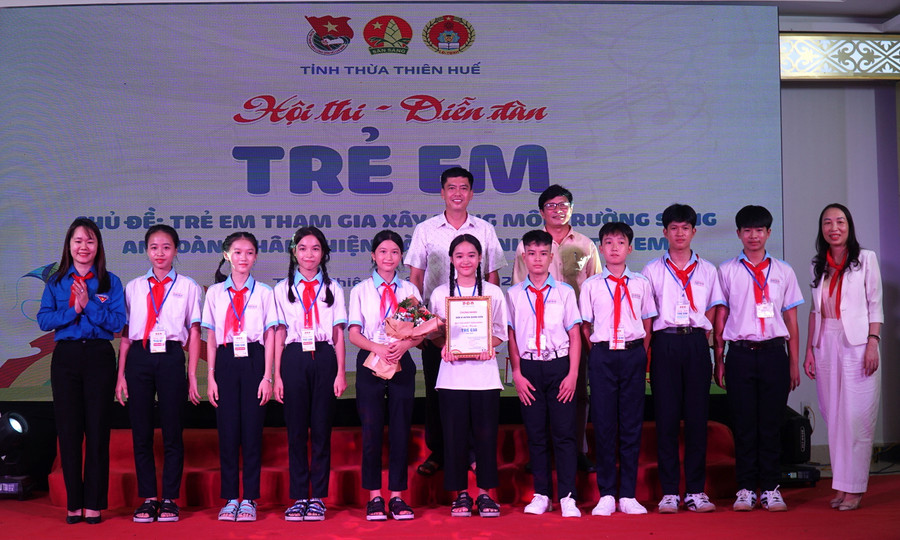 Ban tổ chức trao giải Nhất của cuộc thi cho các em học sinh đến từ huyện Quảng Điền. Ban tổ chức trao giải Nhất của cuộc thi cho các em học sinh đến từ huyện Quảng Điền.