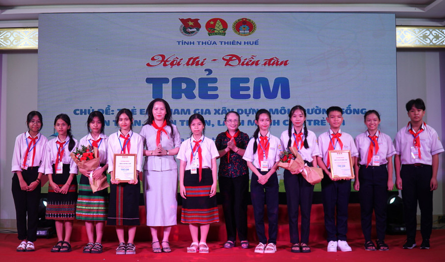 Trao giải Nhì cho các em học sinh đến từ huyện miền núi A Lưới. Trao giải Nhì cho các em học sinh đến từ huyện miền núi A Lưới.