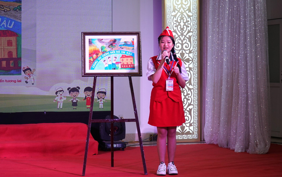 Học sinh tham gia phần thi thuyết trình tranh vẽ tuyên truyền. Học sinh tham gia phần thi thuyết trình tranh vẽ tuyên truyền.