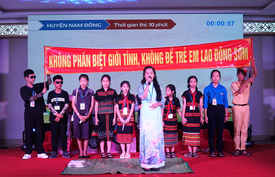 Học sinh huyện miền núi Nam Đông tham gia phần thi tiểu phẩm với chủ đề không phân biệt giới tính và không để trẻ em lao động sớm. Học sinh huyện miền núi Nam Đông tham gia phần thi tiểu phẩm với chủ đề không phân biệt giới tính và không để trẻ em lao động sớm.