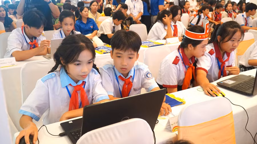 Học sinh tham gia phần thi kiến thức tại hội thi diễn đàn trẻ em 2023.