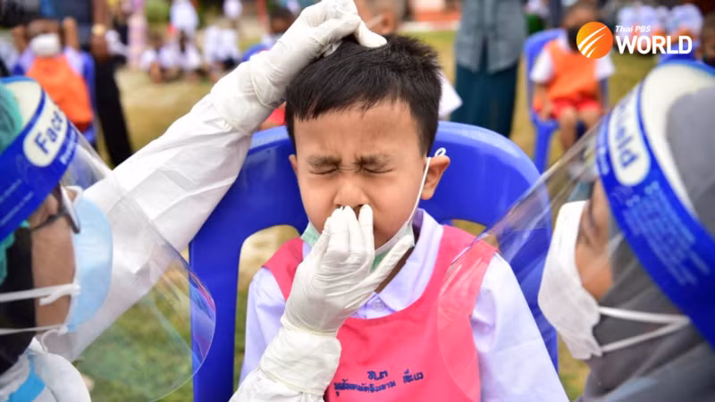 Trẻ em làm xét nghiệm nhanh Covid-19 trước khi đến trường.