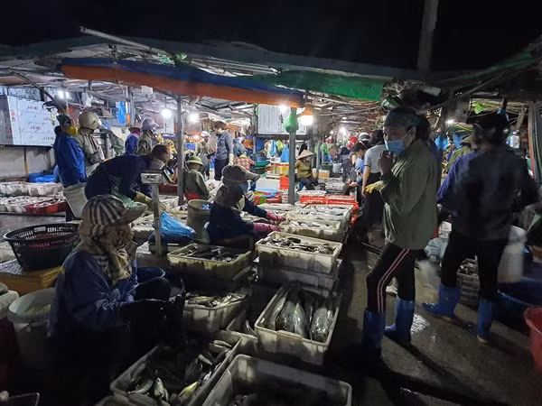 Cảnh nhộn nhịp mua bán hải sản ở một góc chợ Bến Do lúc 3h sáng. Ảnh: TG