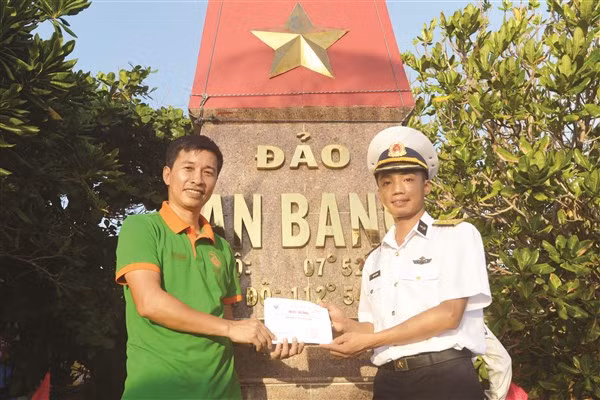 Kỹ sư Trần Vũ Thành (bên trái) đã có 9 lần đến với Trường Sa.