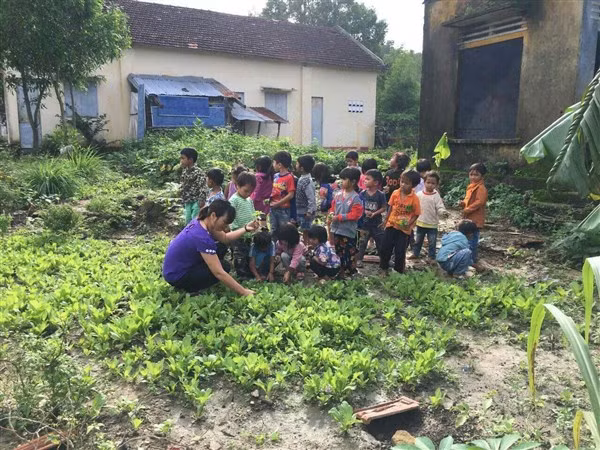 Cô Phạm Thị Tâm chuẩn bị bữa ăn bán trú cho trẻ.