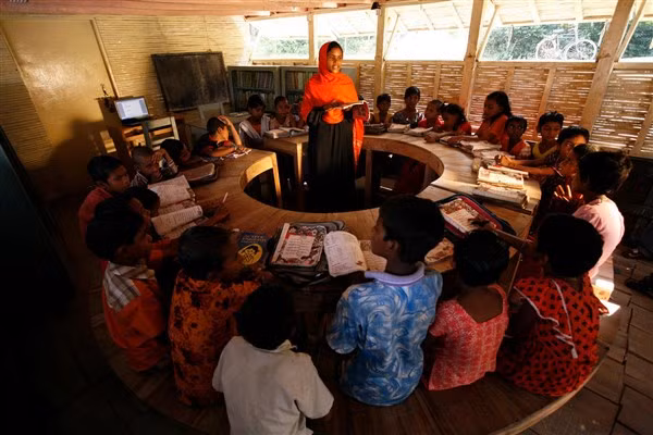 Bên trong trường nổi có đầy đủ trang thiết bị cần thiết cho việc dạy và học.