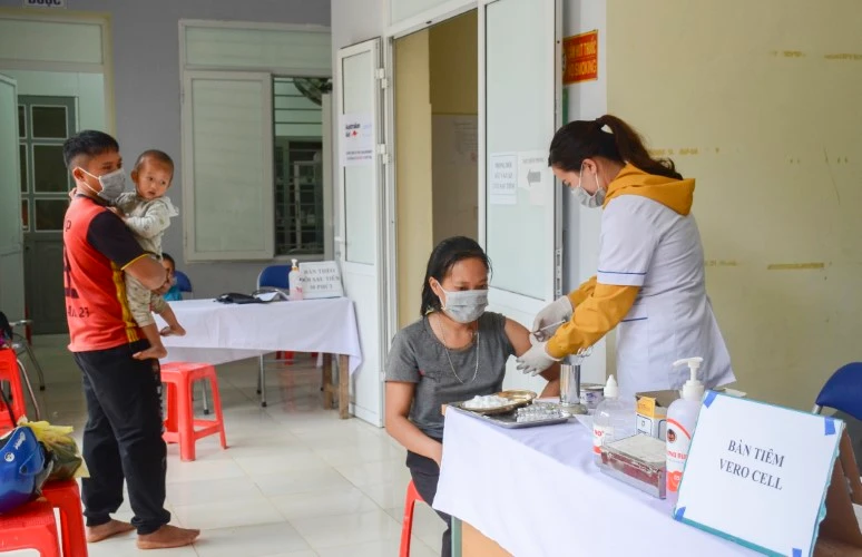 “Nơi nào dễ làm trước, người nào đồng ý tiêm trước” là phương châm được nhiều địa bàn tại Điện Biên thực hiện để “gỡ” khó tiêm vắc-xin Covid-19.