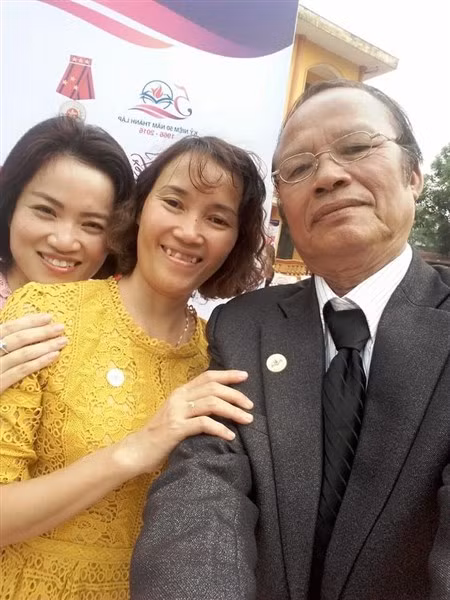 Cô giáo của em và chúng em đều là học trò của thầy! Hôm chụp tấm hình này, em đã muốn thú tội với thầy: “Chính em là người để mắt kính của thầy úp xuống bàn năm xưa, chỉ vì em quá mong ngóng kết quả bài kiểm tra". Sau buổi gặp gỡ hôm đó, thầy vẫn chu đáo, ân cần sửa lỗi và khích lệ học trò cũ.