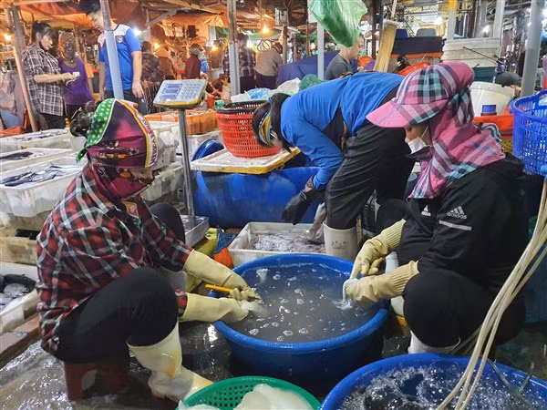 Khung cảnh nhộn nhịp tại chợ Bến Do. 