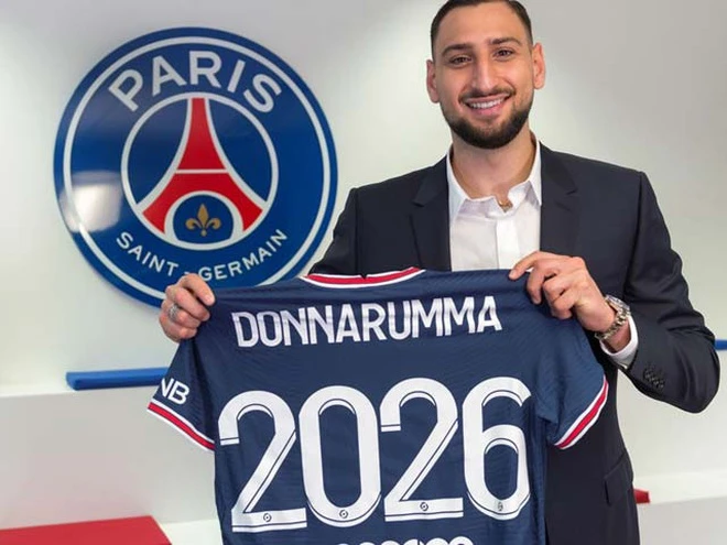 Thủ thành Donnarumma tại buổi lễ ra mắt PSG.