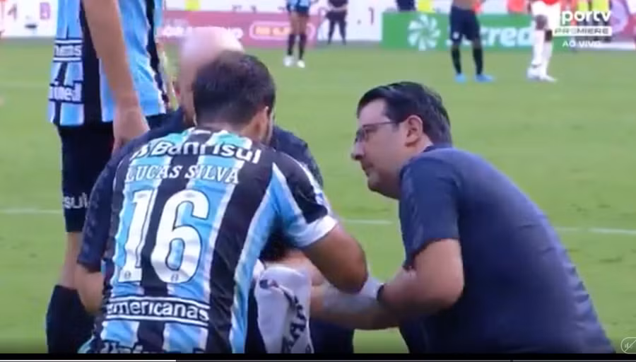 Lucas Silva đang được nhân viên y tế chăm sóc sau khi bị ném chiếc đoạn thoại trúng mặt.