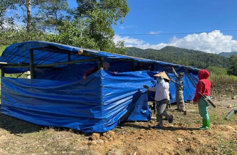 Nhân dân bản Nà Mười, xã Chà Tở đang hoàn thiện lán cách ly. Ảnh: Trang TTĐT huyện Nậm Pồ.